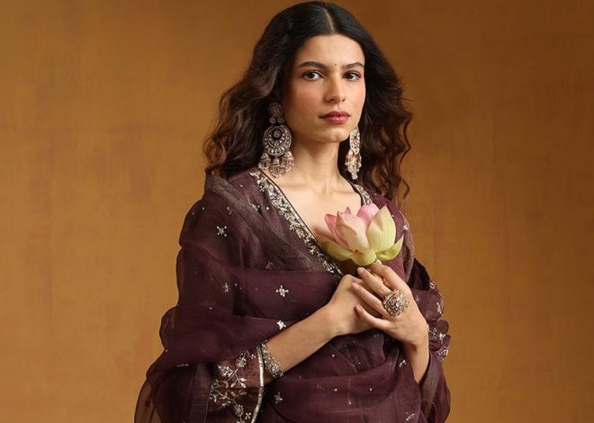 By mixing fine handwork with the latest collection of Weavers, Ghazals, the moon