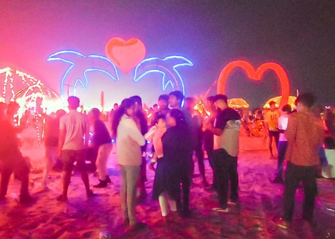 Tourists go to Goa beach to play in the new year