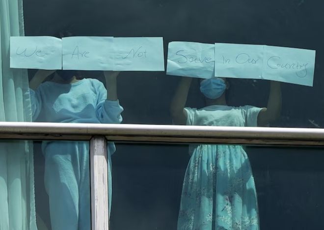 US departure; Indian immigrant | Panama City Hotel Room Window | Imprisoned America in Panama: to seek help from Hotel Windows, not ready to go to his country